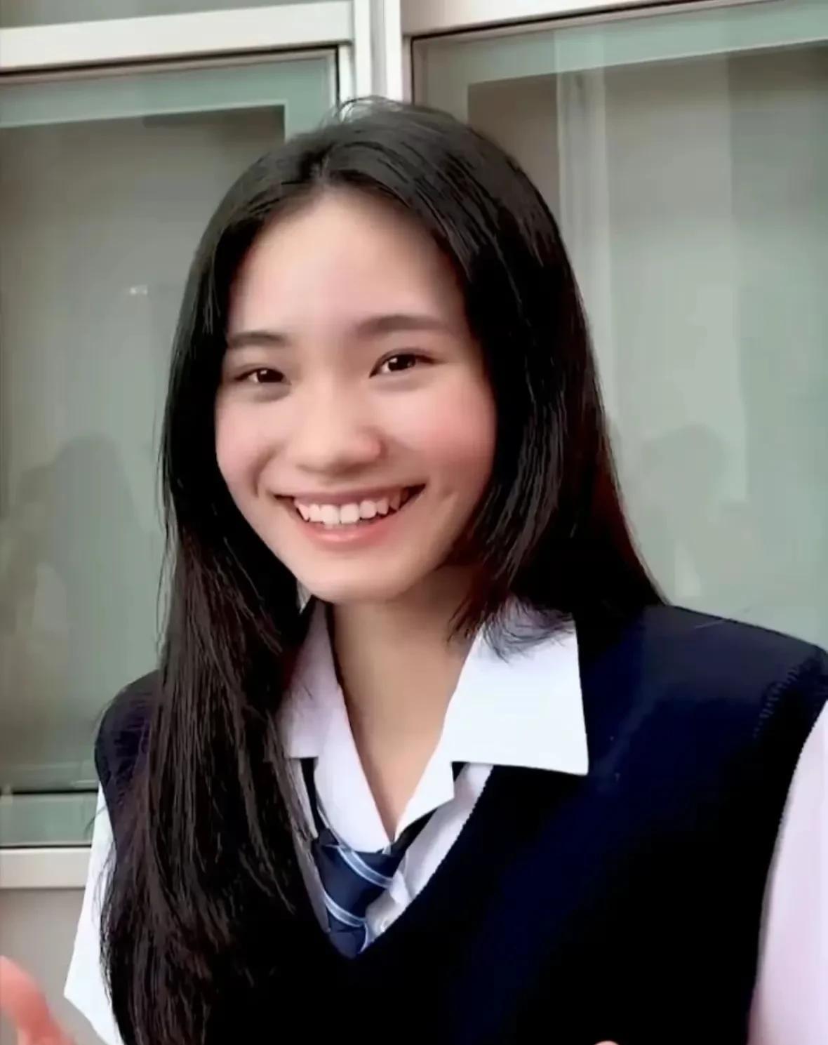 原来小S的二女儿长这个样子啊？太男性化了，和小S的舞蹈老师太像了。[偷笑