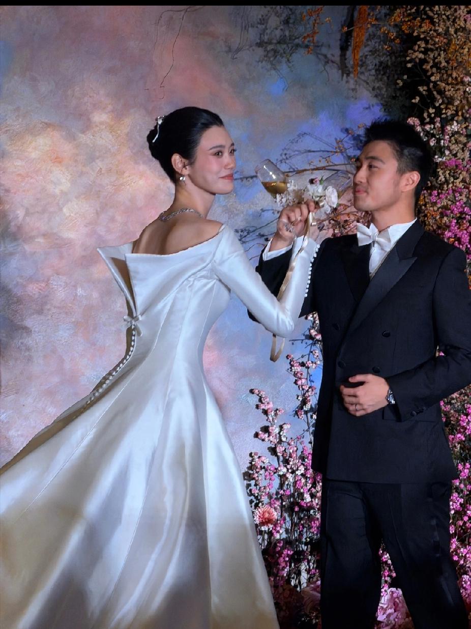 四太真的很聪明，儿女婚事上都是优势互补，小金土豆找了个子高的超模，学渣女儿嫁了哈