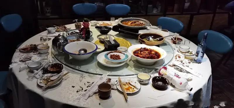 惊！重庆九龙坡这事太离谱。10人聚餐花1262元，散席后9人开溜，只剩张先生面对