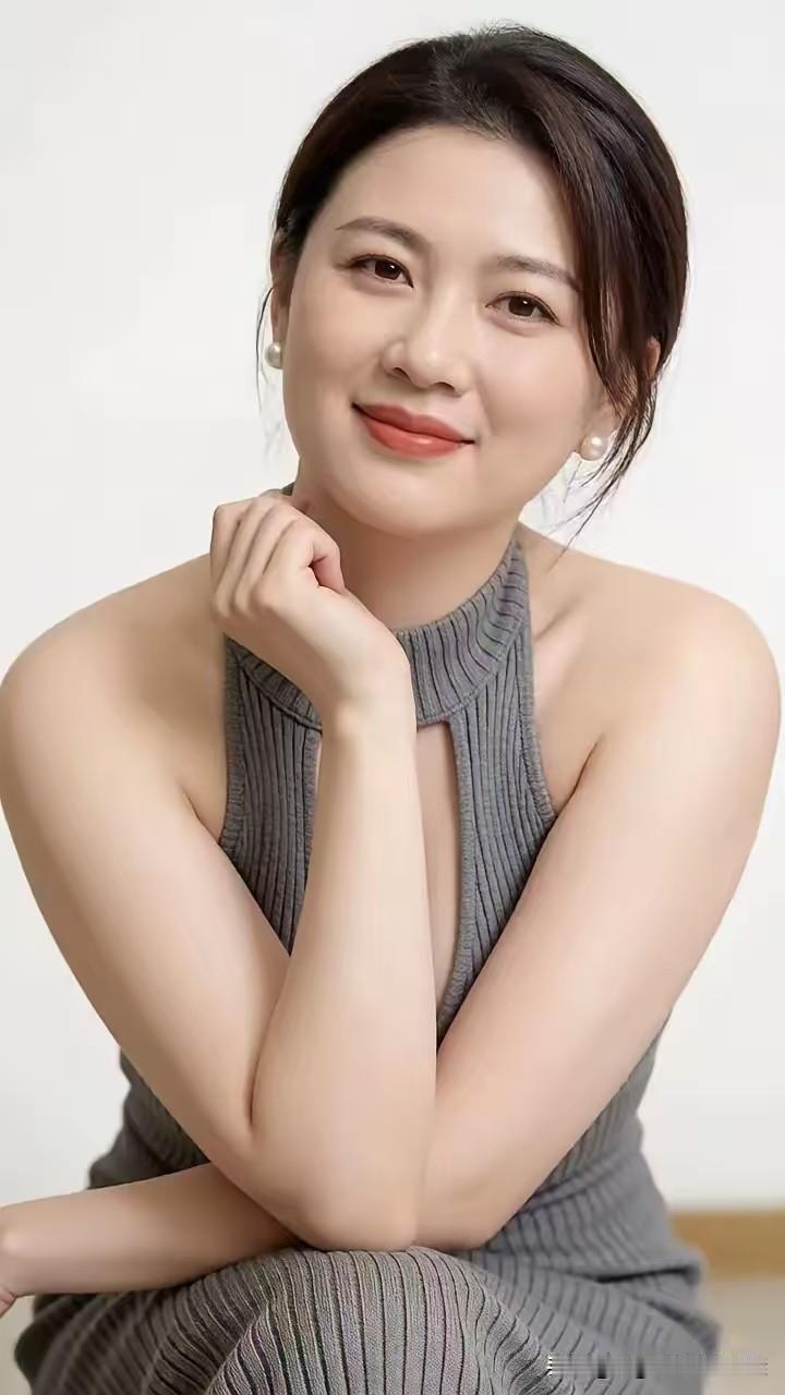 七律·品韵黛螺轻晕画蛾眉，玉润珠圆映素辉。腕底幽情凝浅笑，眉间清意藏