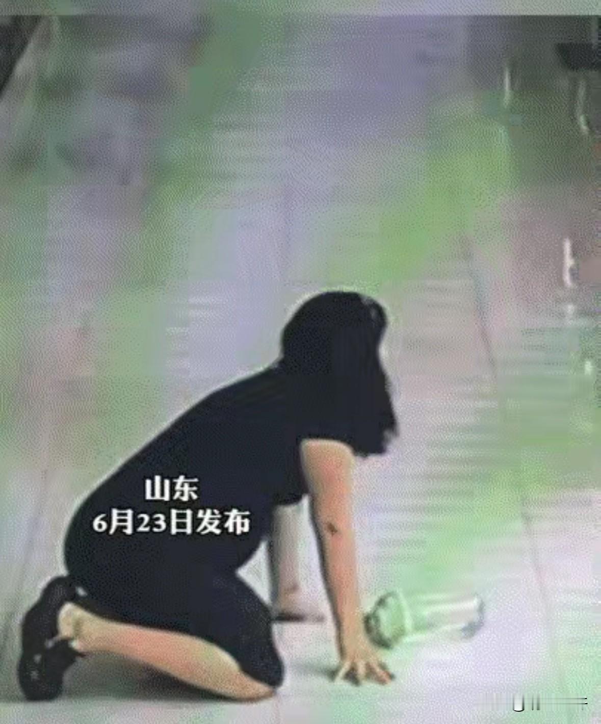 万万没想到！山东，两个学生因为贪玩没有做作业，被门口罚站。怀孕35周的老师去打水