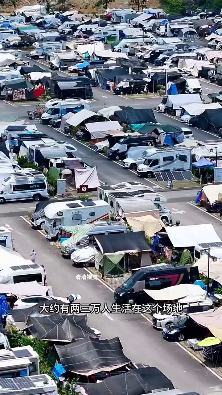 这就是全国最大人口最多的房车露营基地，里面停满了五千多辆来自全国各地的避暑大军，