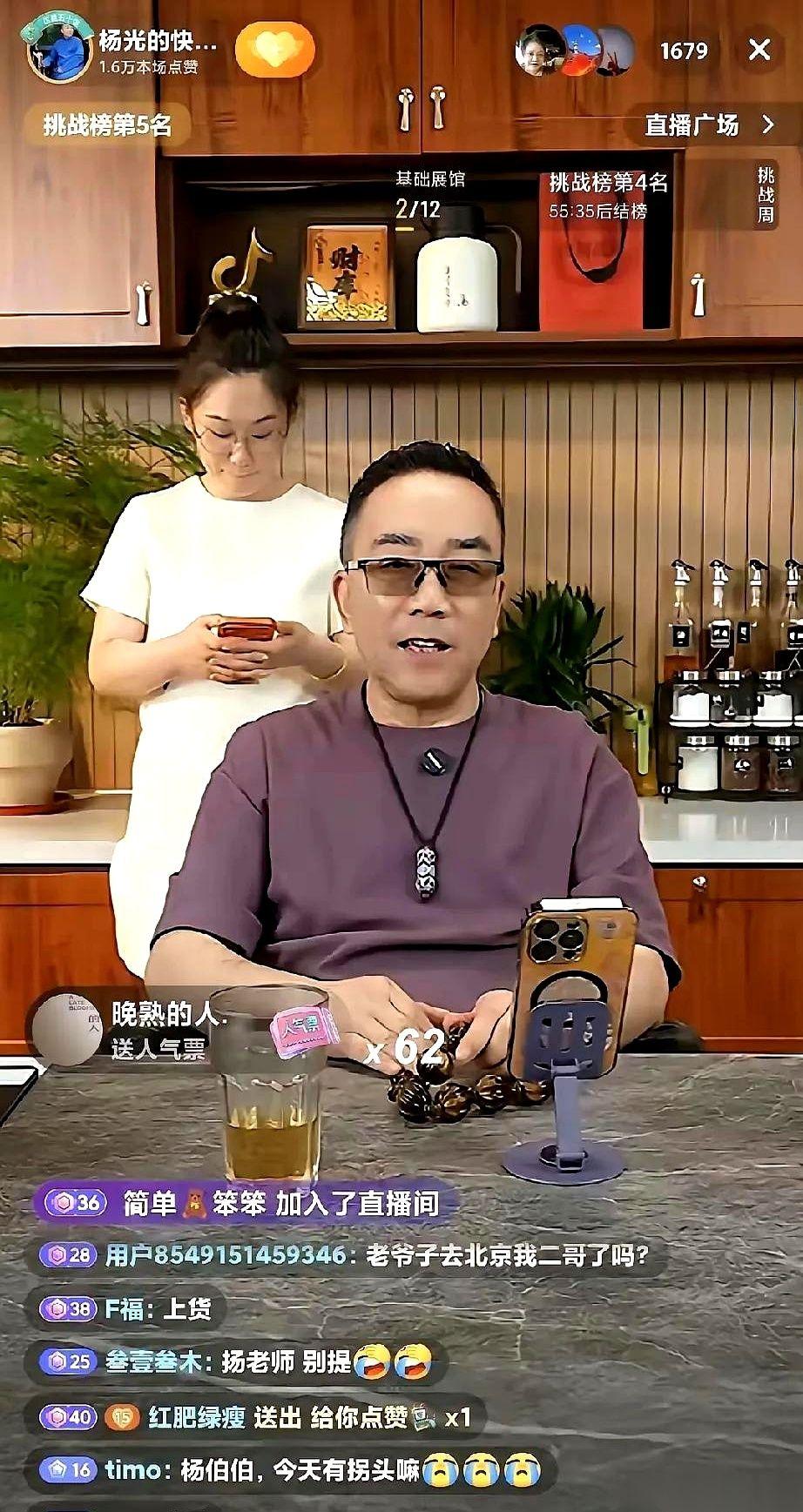 “我那三层楼的博物馆，推土机开到门口，说拆就拆了，当时怎么没人问问我？”直播间