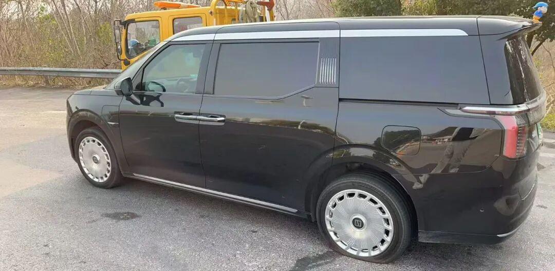 黄晓明今天早上被至少20辆车拒绝了。在京承高速早高峰的应急车道上。他的商