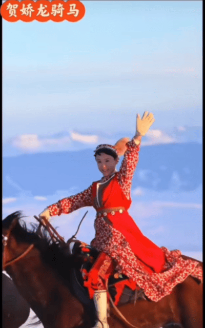 很多人说贺娇龙骑术并不好，在马上一蹦一蹦的，核心力量不是很稳。在视频里可以很清