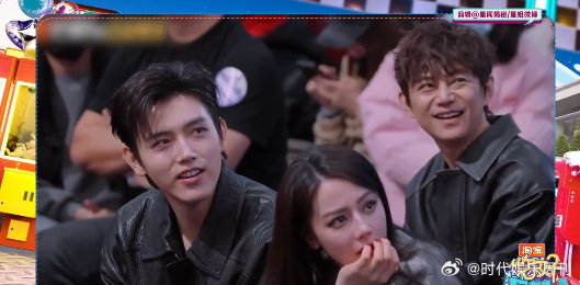 迪丽热巴看别人模仿凤九的反应你好星期六有脾气但有底线，有情绪但懂分寸，生气时直接