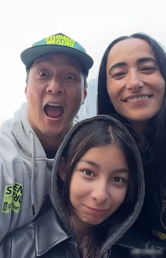 内娱明星拼死磕医美，52岁吴彦祖却顶着发福的脸，把老婆真实的皱纹甩到了全网面前。那张无滤镜全家福里，
