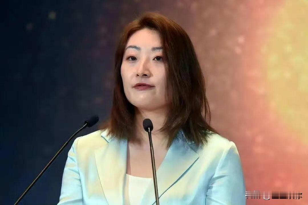 宗馥莉采访里的疲惫感，是藏不住的。她一边要扛娃哈哈转型的压力，一边要应付家族内耗