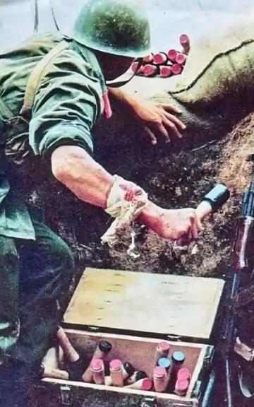 1984年，老山战斗，一22岁战士误闯入一个山洞，他发现里面竟都是女人。然而，就
