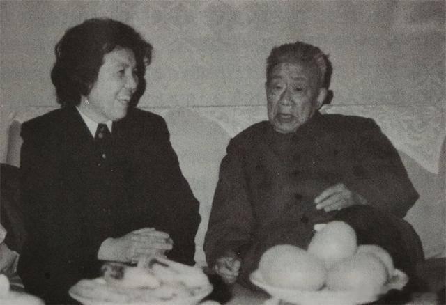 1987年11月30日，江西南昌滨江招待所三号楼。会客厅里挤满了人，《江西画报》
