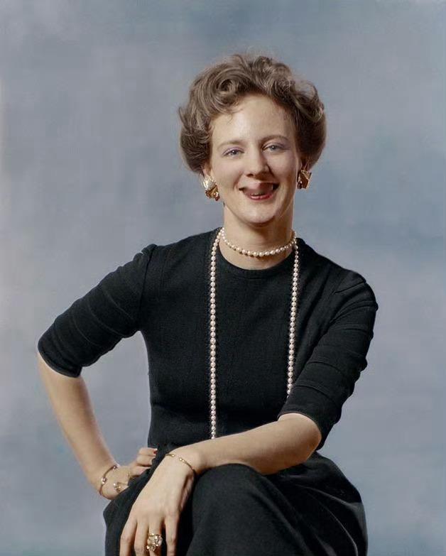 【来自投稿】上世纪丹麦女王玛格丽特二世拍摄的官方肖像