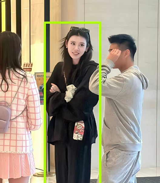 奚梦瑶本人那颜值真的绝了！皮肤白得反光，脸小得一只手都能盖住，电视里看着就好看，