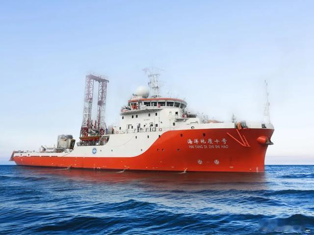 黄岩岛海域今日态势，“海洋地质十号”科考船在此作业；中国海警4202舰、3103