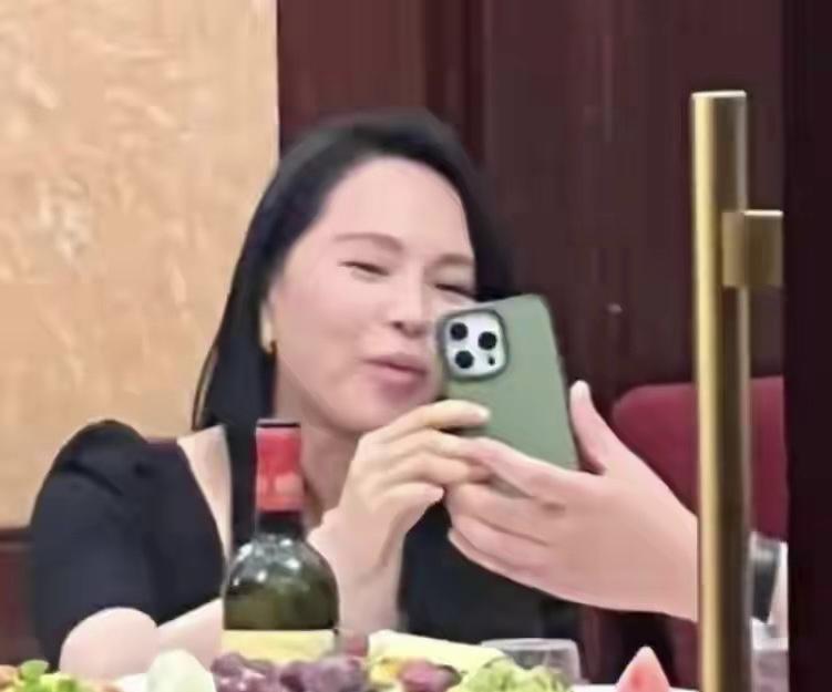 伊能静法国吃大餐被偷拍，素颜面相变了认不出，和秦昊都太爱粉色