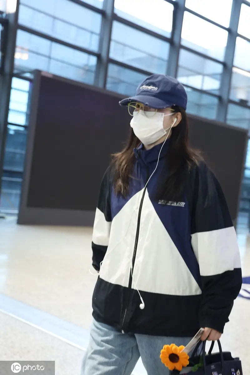 阚清子现身上海机场产后状态松弛舒展