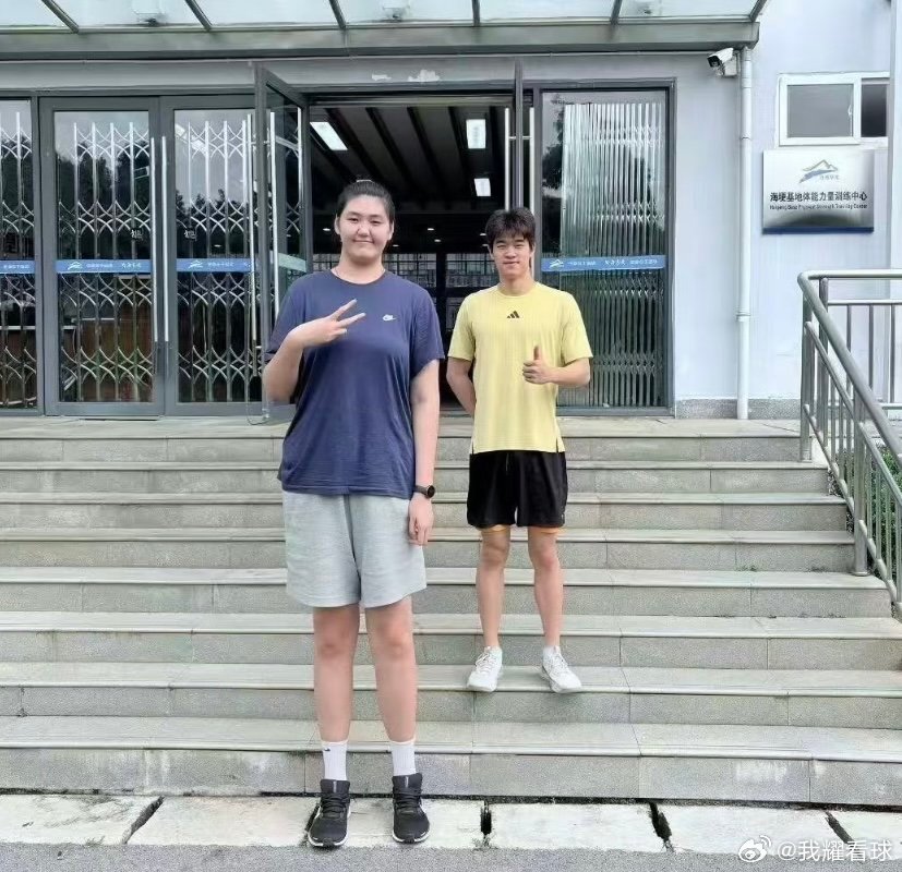 哈哈1米92的潘展乐在张子宇身旁秒变小手办了[吐舌头眯眼睛笑]​​​