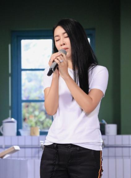 2016年，那英在演唱会上戴了一枚价值260w的戒指，和观众握手互动时被人掳走了