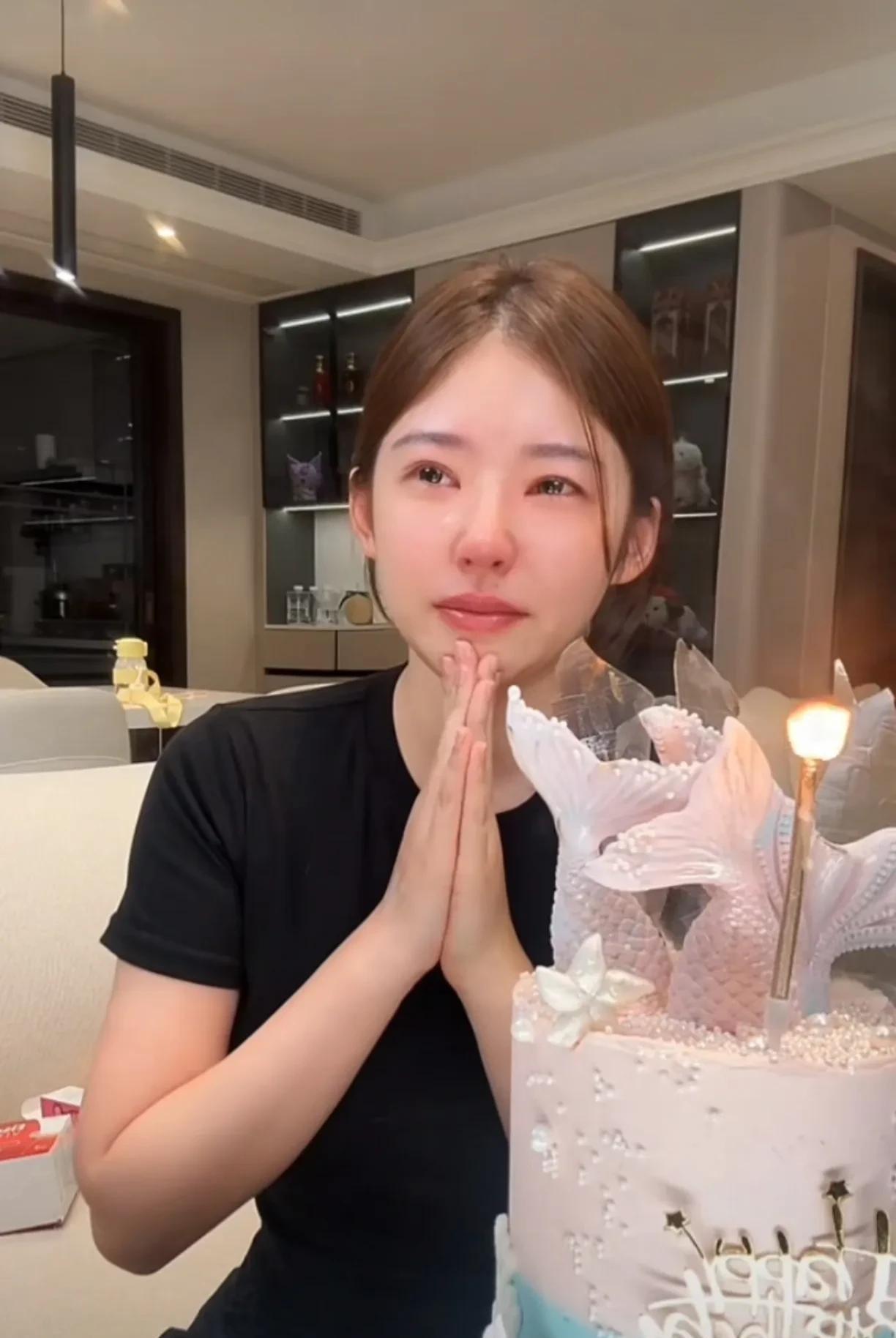 黄一鸣生日许愿时，一边许愿一边流泪。大部分的人都是理解她的。毕竟她也不是小三，也