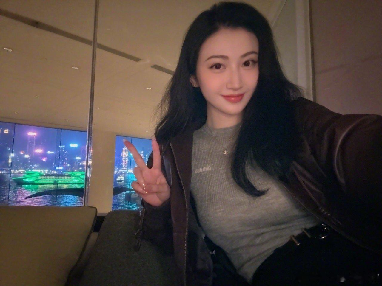 景甜没见过的图都假装是新图景甜棕色皮衣自拍在景甜这里，时尚是气质的延伸而非遮盖