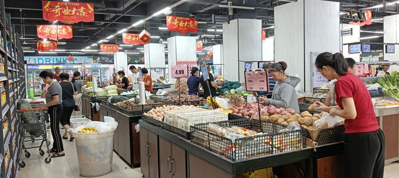 能买到，猪肉应该是那些销量不好的，如猪肺、猪肝之类的，蔬菜有白菜、萝卜。在六