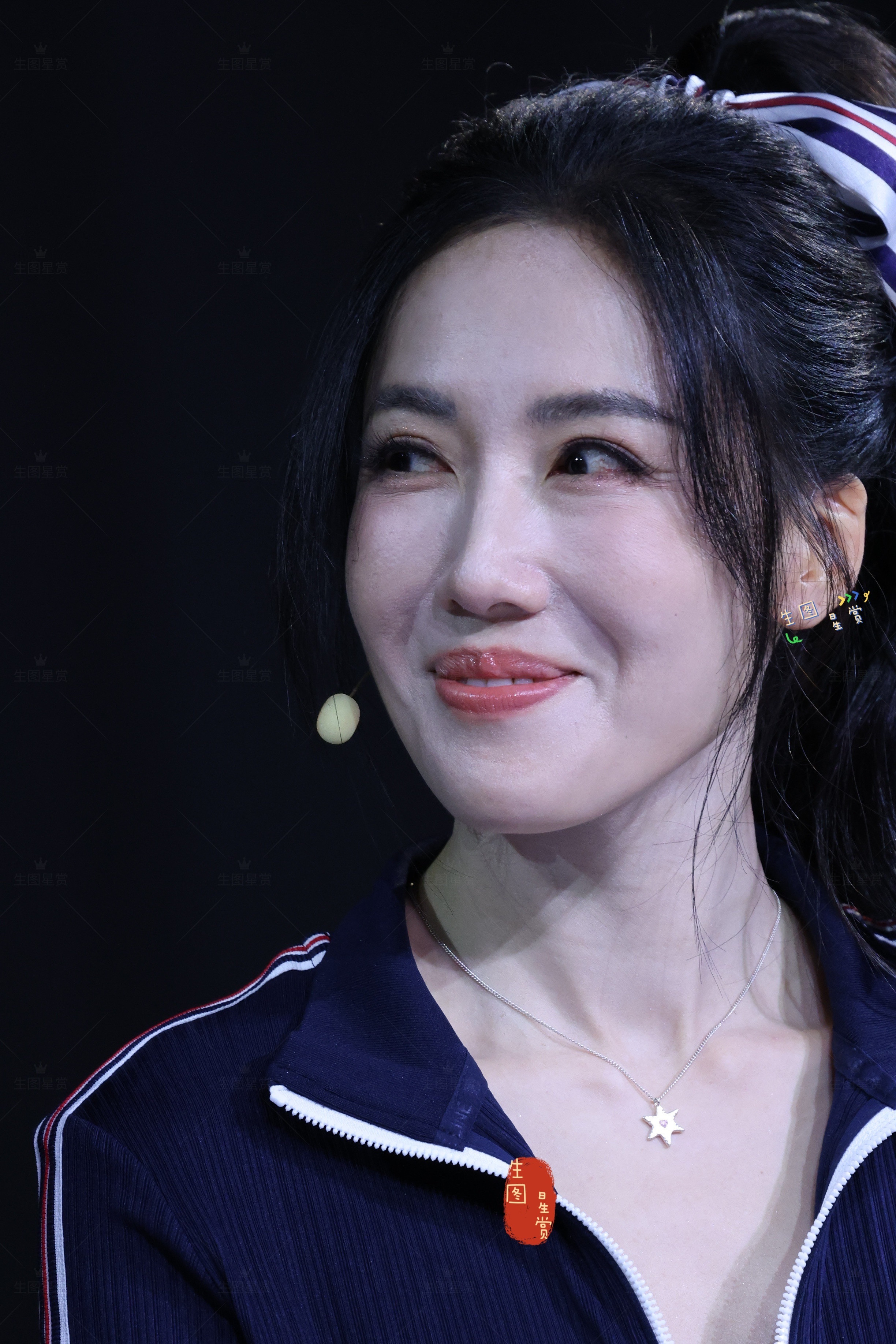 李施嬅FILA活动怼脸拍新闻女王张家妍，气质超绝美