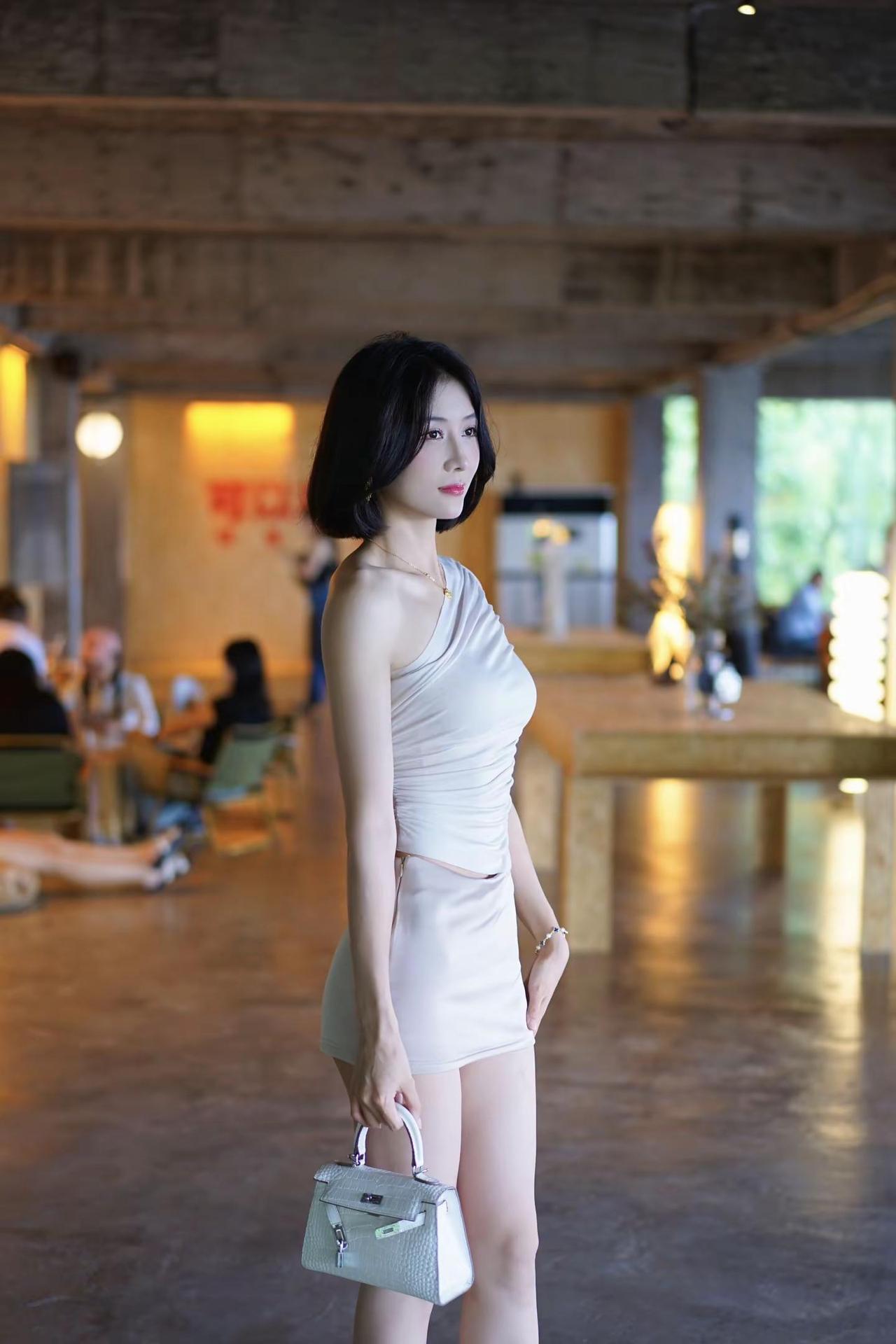 不是一见钟情而是第一次见面穿了包臀裙