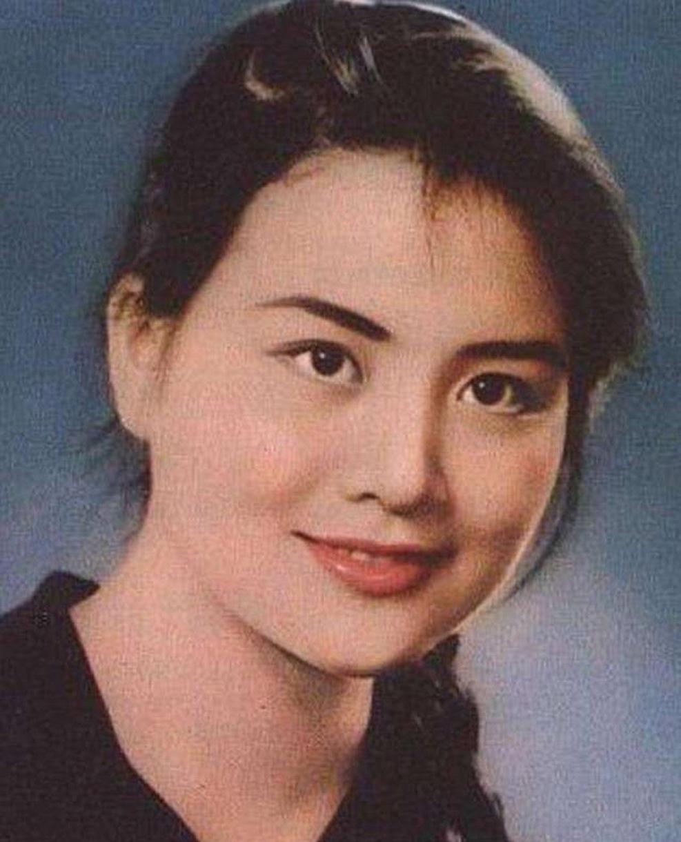 “你长这么丑，早点嫁人吧。”就因继母朱一锦这句玩笑，洪晃动用陈凯歌的关系，亲手毁