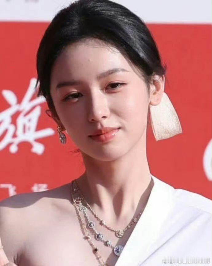 我的天！这是周也生图吗？也太美了吧​​​​