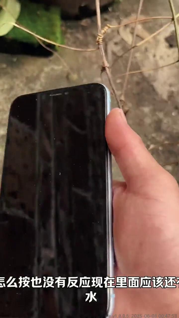 我弟把我手机放到水里面泡坏了。兄弟们，我真的想把手机给砸烂了。我的手机不是被我