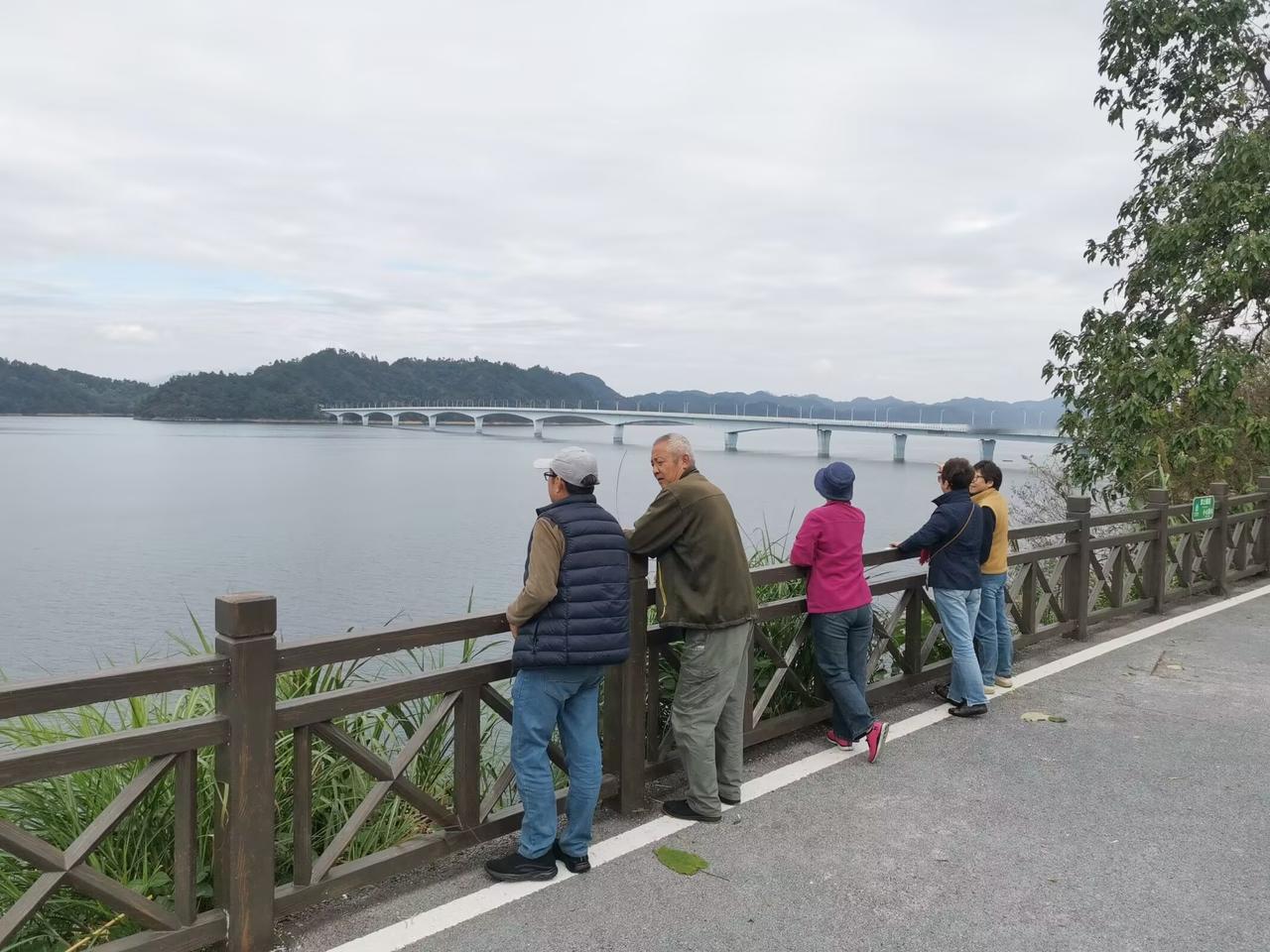 玩房车非得耐住寂寞？我可不这么想！老年单身女性房车自驾，结伴才是正解家人们，最