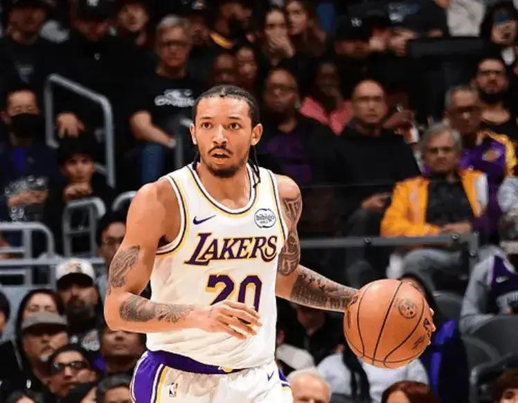 8中1被弃用，他今晚要首发雷迪克把尼克-史密斯摁板凳那天，我在现场。8次出