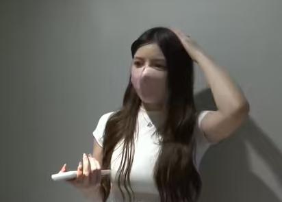 浙江杭州，一小伙子看上了一个胸大臀肥的女子，盯梢一段时间后，大半夜的摸到女生的门