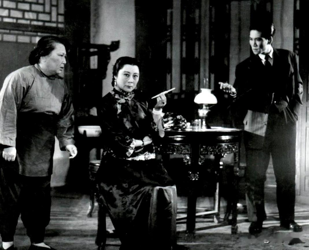 1957年，长影演员剧团排演曹禺话剧《日出》，中间饰演“顾八奶奶”的女演员，大家