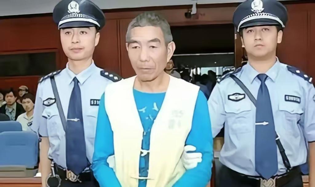 这个人1979年就杀过人，判了死缓，关了19年放出来。他出狱后，没有社区走访，