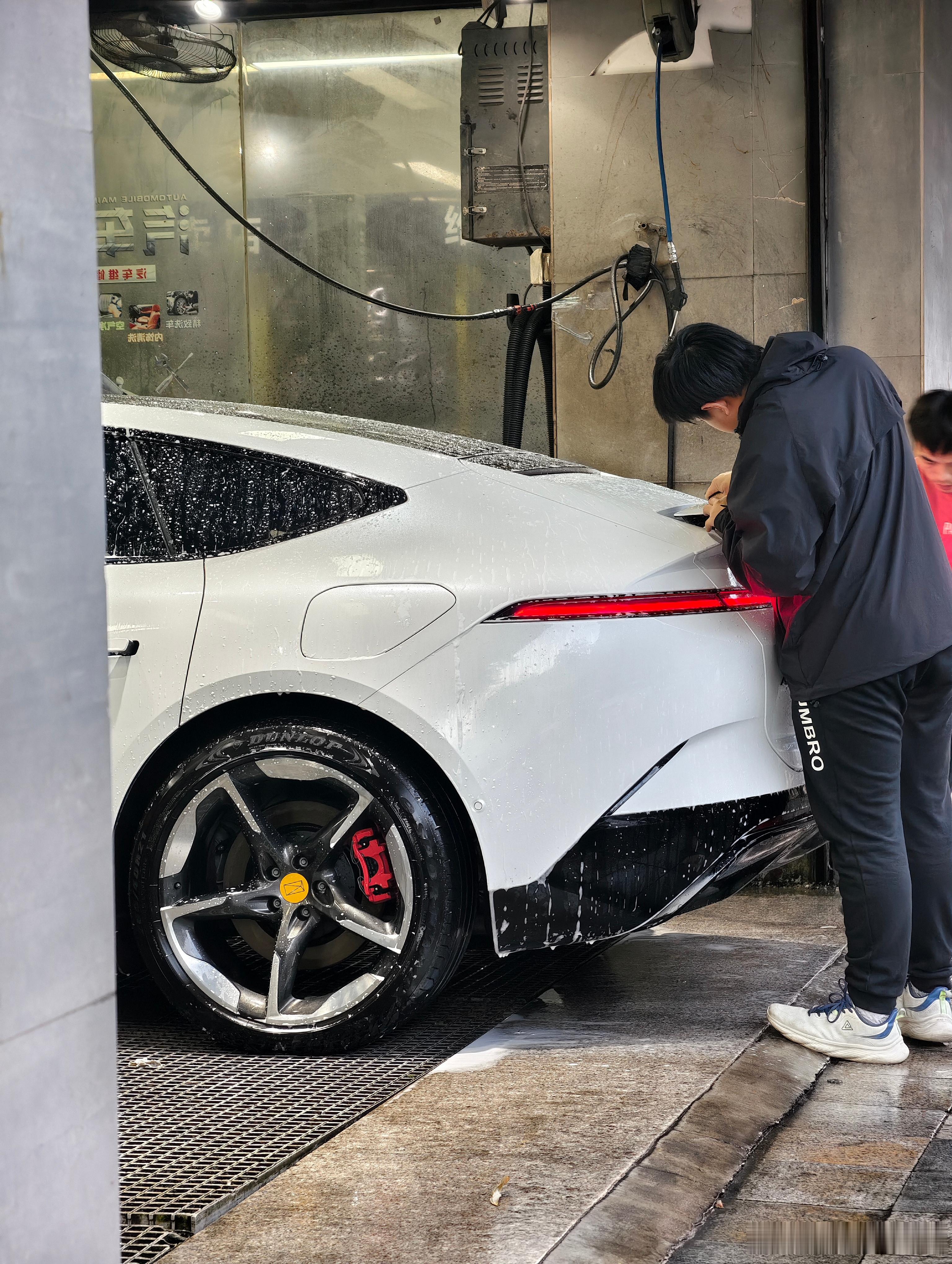 阿维塔配上这轮毂，完美的法拉利风格出来了