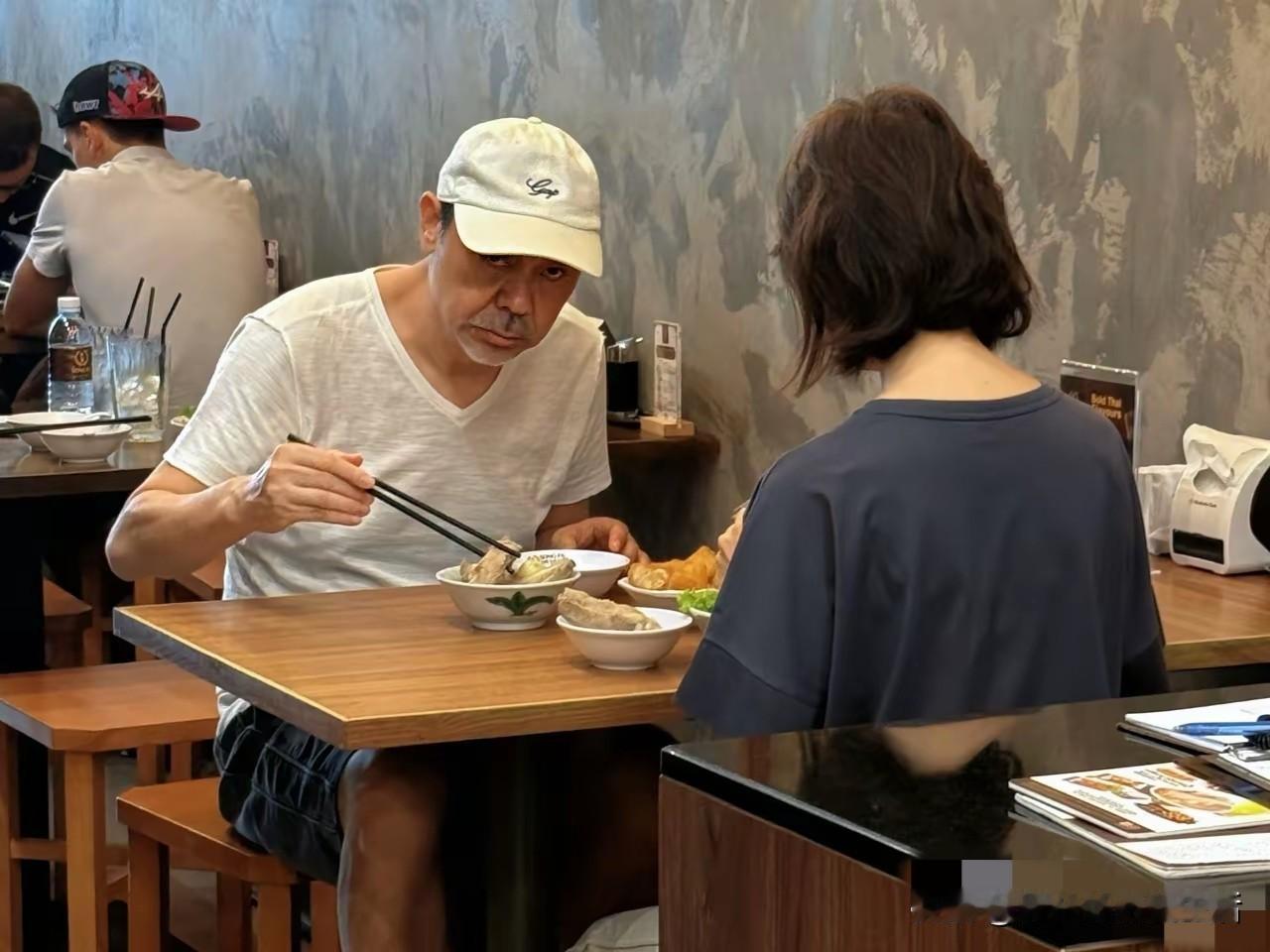 偷拍人家吃饭真的很没有礼貌。所以你看刘青云的眼神，像一把刀一样可以杀人[捂脸哭]