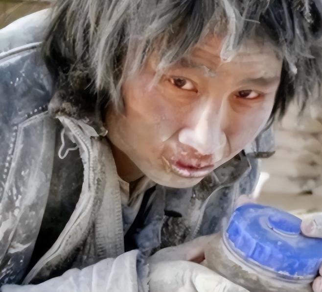 2007年，大学生崔松旺伪装成流浪汉，浑身弥漫恶臭，牙齿满是污垢，每天在垃圾桶旁