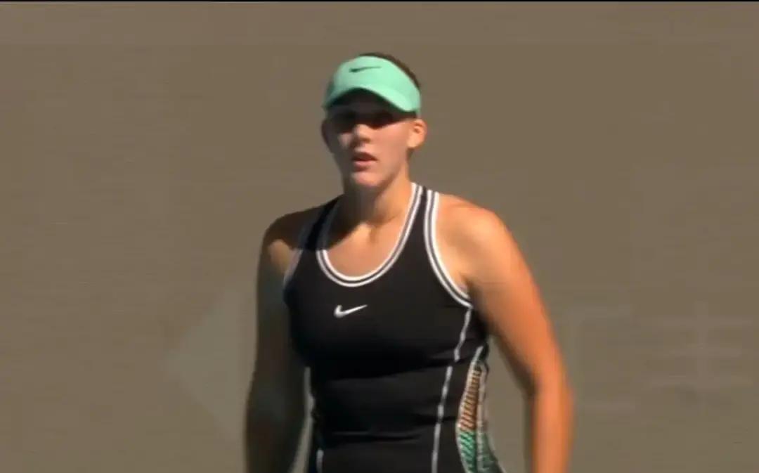 10月2日上午2026WTA1000中国网球公开赛女单第二轮袁悦拿下第一盘后