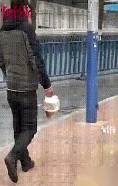 浙江嘉兴，一个街边盒饭摊。天冷得像冰窖，夫妻俩正准备收摊，一个男人站到了摊子前