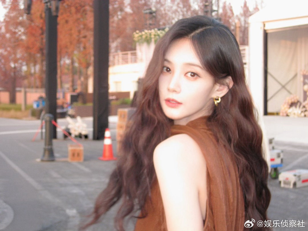 爱上李一桐轻而易举爱上李一桐真的轻而易举。荧幕上她塑造的角色鲜活立体，可温柔可锐