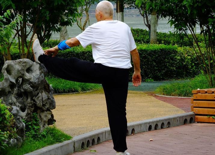 老年人经常压腿、拉筋，对身体是好是坏？骨科医生给你讲解老年人每天早上都要去公