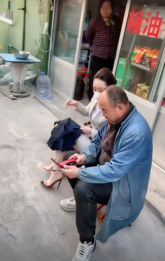 大爷，别光忙着挣钱，考虑一下屋里老伴的感受。