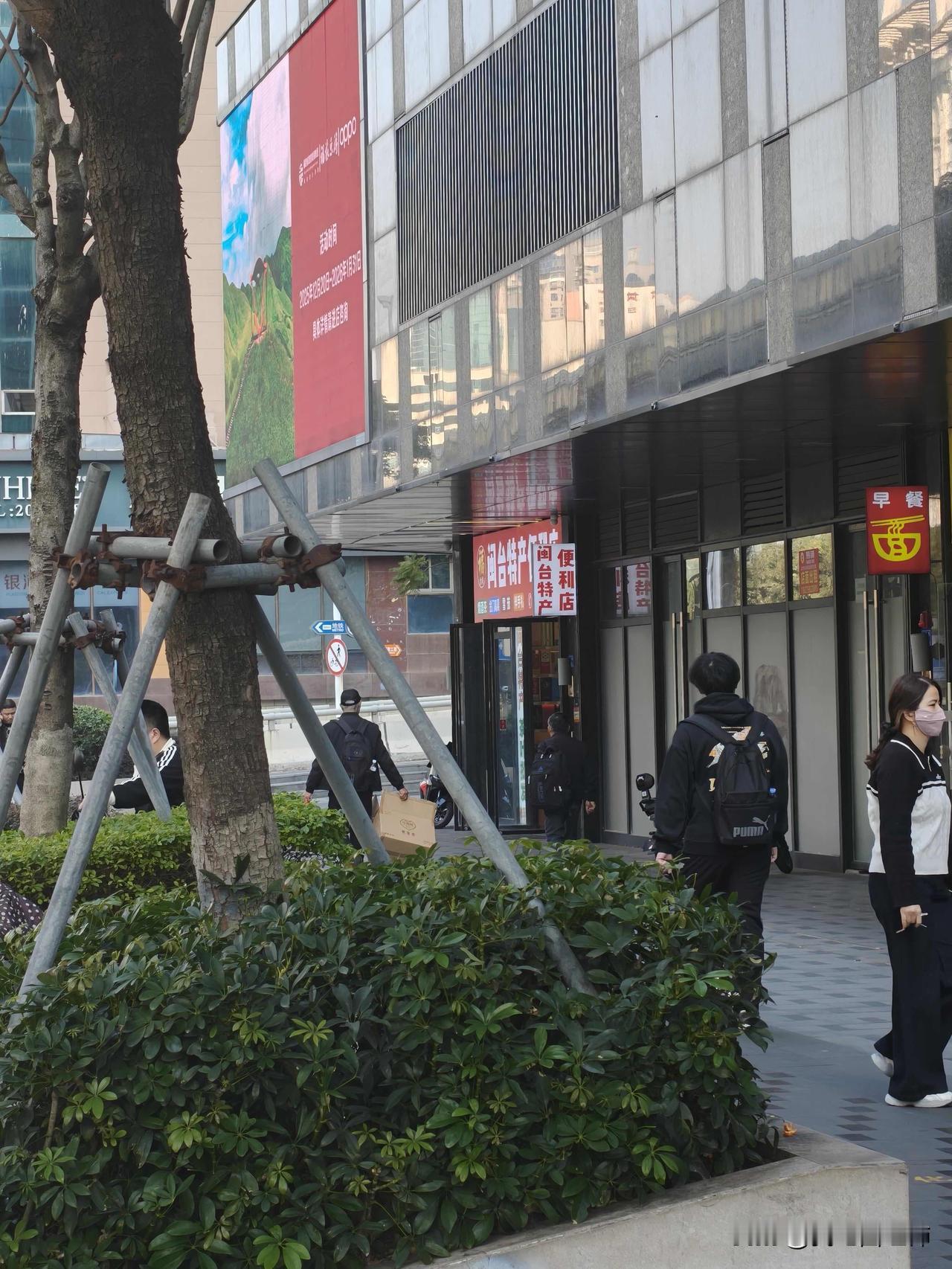 今天下公交车后，突然有个叔叔问我小妹能买点吃的给我们吗，我们钱用光了，找不到工作