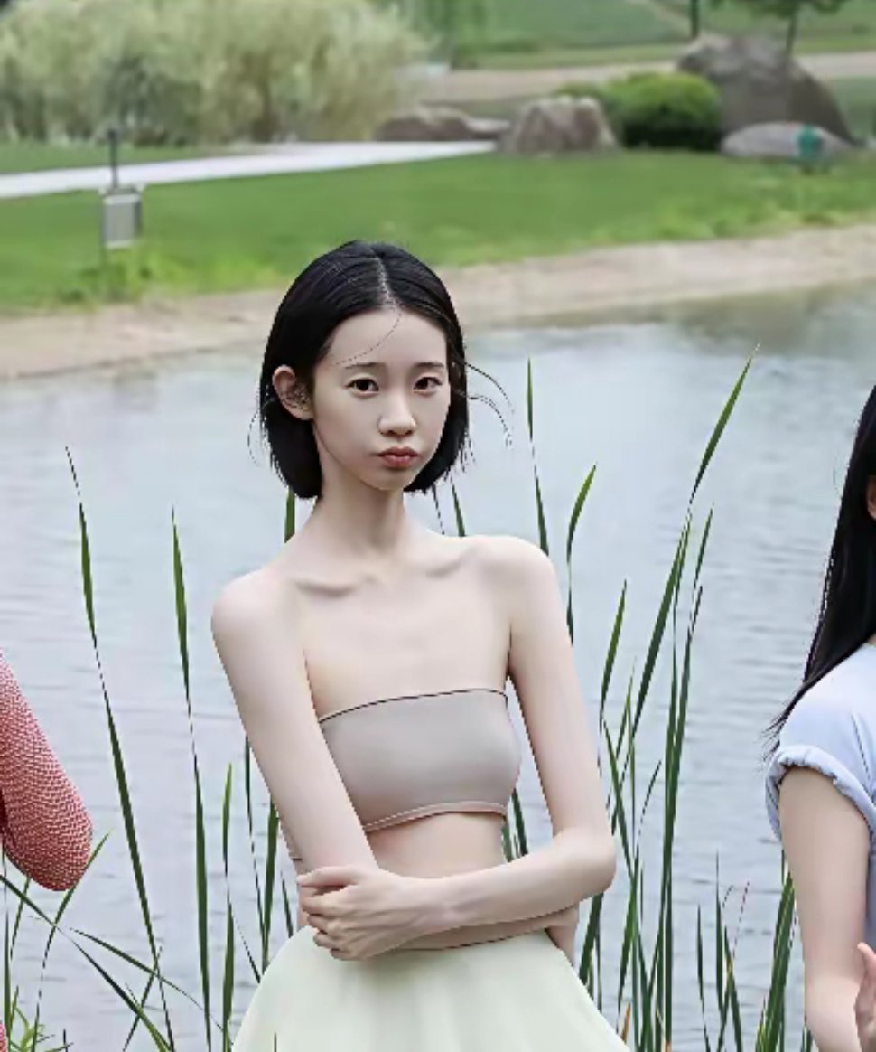 第一次对张艺凡臂展长有了实感，这就是腕线过裆了吧