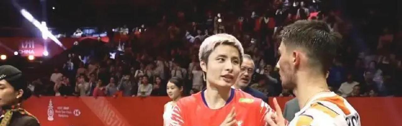 领奖台上互换奖牌后，他们做的第一件事是互相揭短。石宇奇撕开比赛录像带，手指戳向