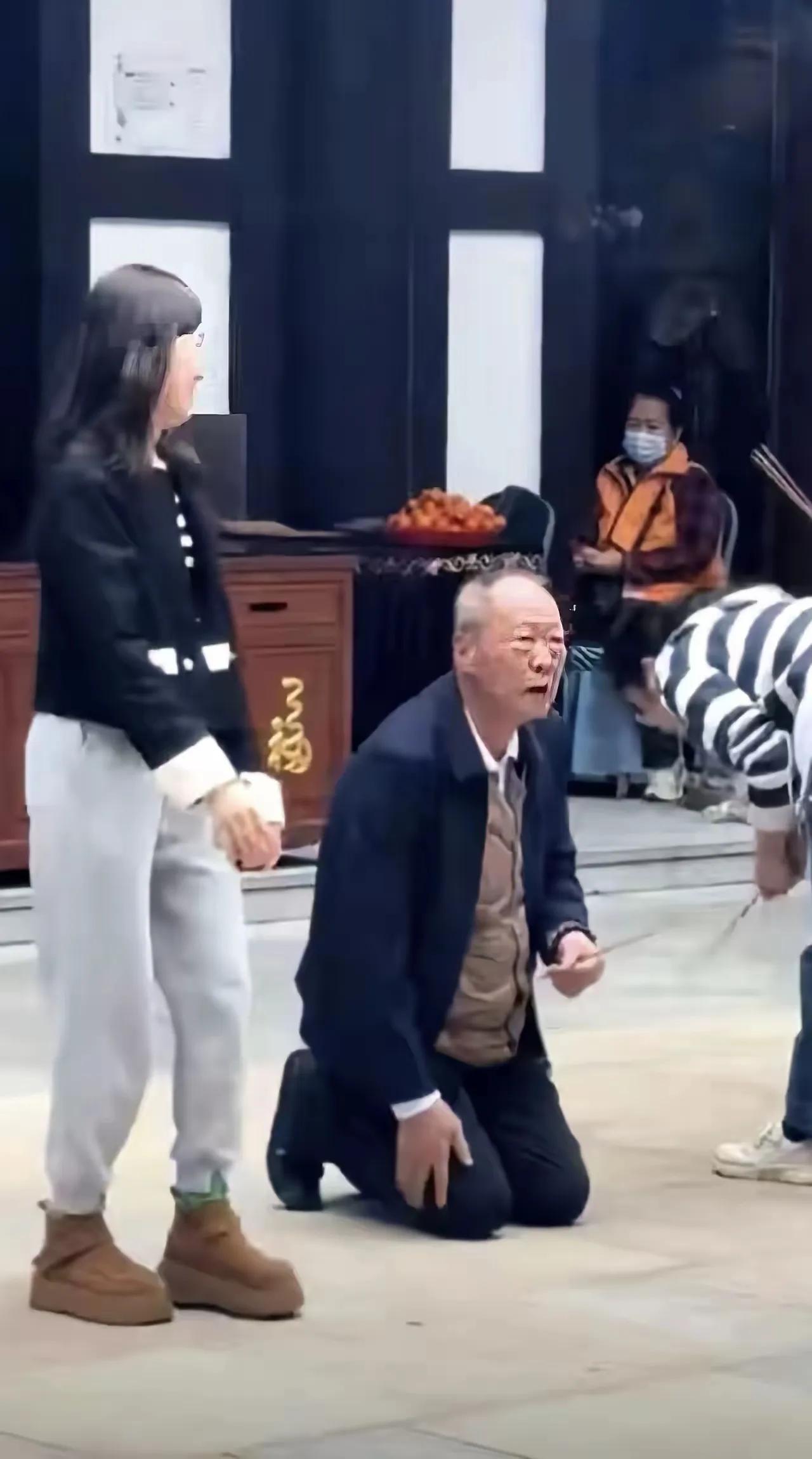 身价450亿还低调拜佛，深圳这位地产大佬，才是真正藏得住锋芒的人。在深圳般