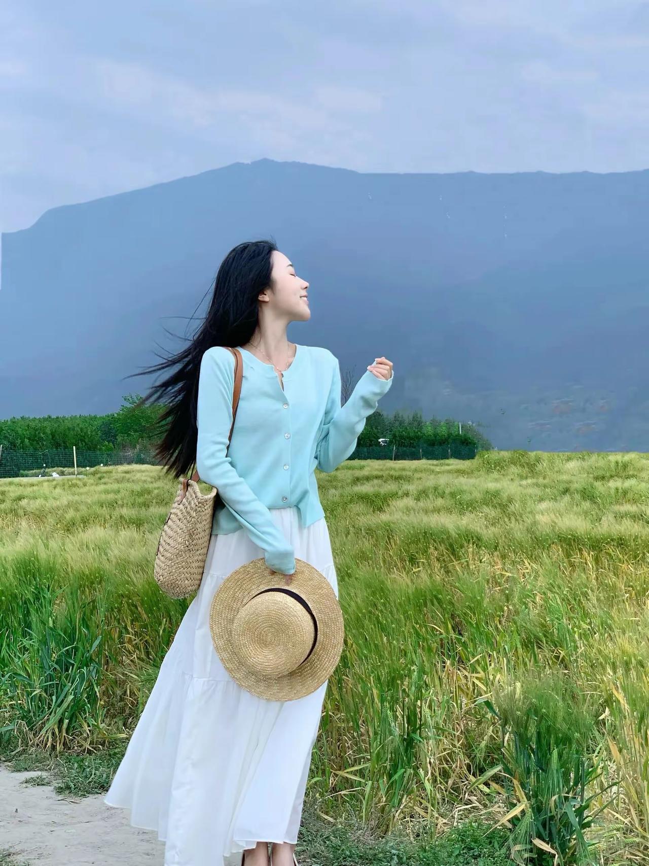 保持心灵的孤独和自由，才是人生的本质。一个人活着，不要对外界有太多期待，不要