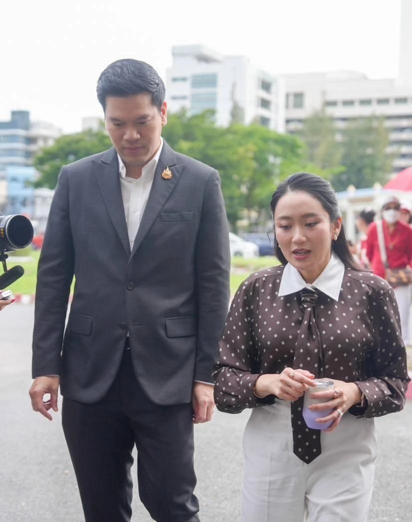 佩通坦夫妻探望他信，带来好消息，他信在狱中当上“下水道监工”了！这位泰国前总