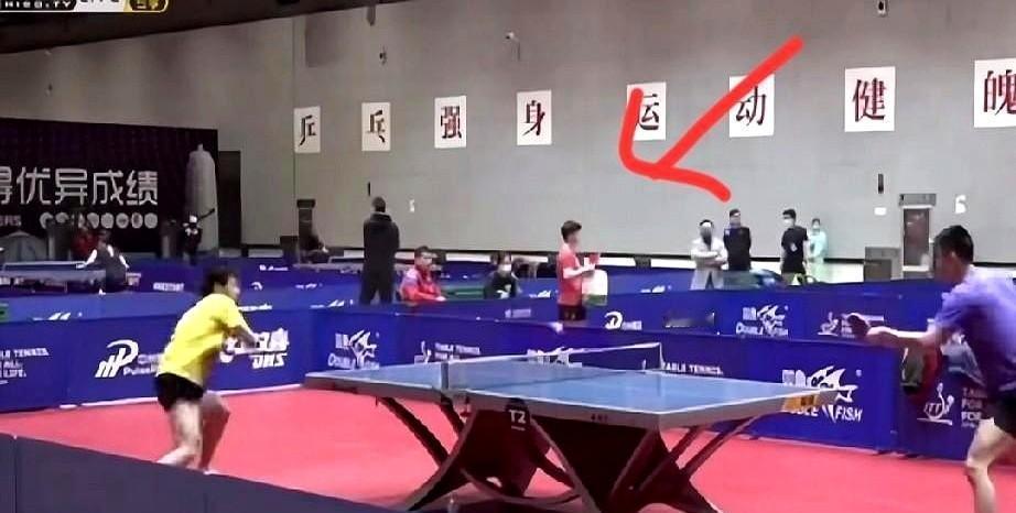 你以为的孤独，其实是顶级运动员的作弊代码。乒乓球馆深夜的灯光下，只有球撞击台面