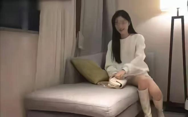 河南濮阳，女子跟男友在宾馆休息时，翻男友手机时看见了他俩亲热的视频。她刚拿自己手